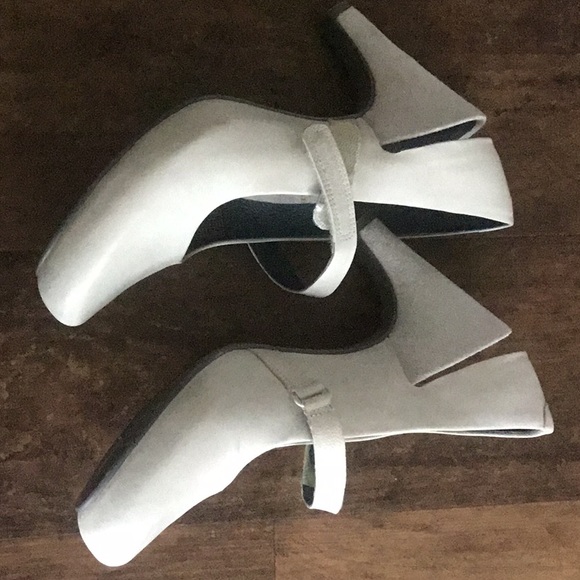 Size 7.5 off white Tsubo shoes - Picture 2 of 4